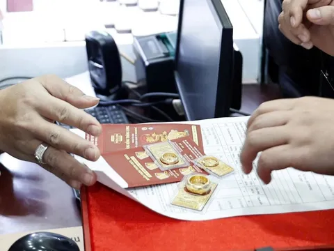 Giá vàng giảm gần 4 triệu đồng, khách xếp hàng dài, cửa hàng bán không kịp