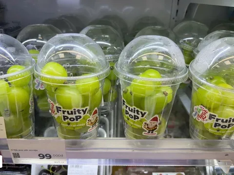 '12 trái nho ước nguyện': Siêu thị Bắc - Nam bán không kịp, giới trẻ sẵn sàng chờ đến giao thừa