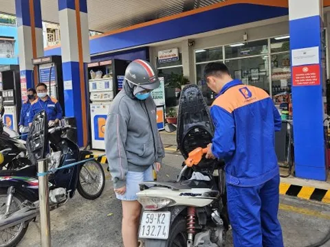 Giá xăng RON95 giảm còn gần 19.000 đồng/lít