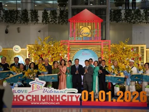 Du khách quốc tế nhộn nhịp 'xông đất" Việt Nam