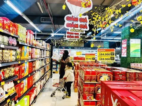 Thị trường hàng Tết 'sống vội', đua nhau xả kho sớm dù chưa tới rằm tháng Chạp