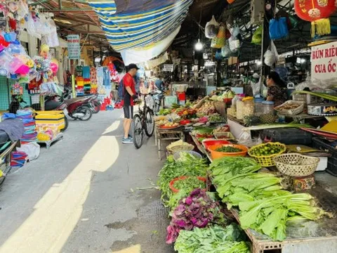 Chợ ngày tết vắng vẻ, rau củ, hải sản... giảm giá