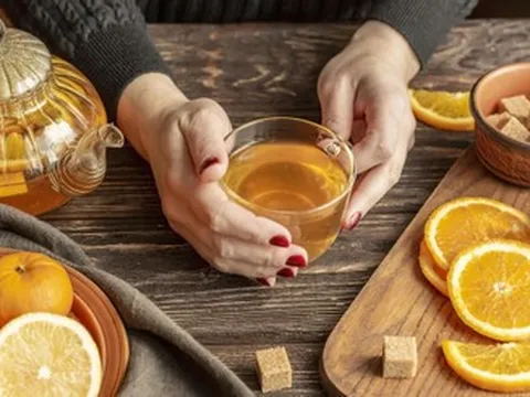 Cốc trà gừng trong buổi họp lớp đầu năm hé lộ mối quan hệ 'bí mật' của chồng