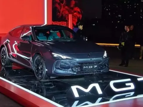 ‘Vượt chuẩn mực' của Toyota Camry, mẫu sedan hạng D giá 410 triệu: Đậm chất thể thao khiến khách Việt hút mắt, 22 tính năng hỗ trợ tự lái cùng AI, tặng kèm bảo hiểm