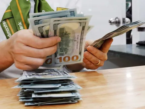 Tỷ giá USD hôm nay 8/1: Ngân hàng tăng nhẹ, chợ tự do giảm sâu