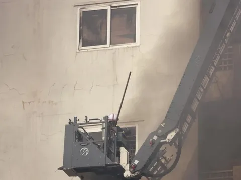 Hà Nội: Ngôi nhà cao tầng trên phố Lê Lợi bốc cháy ngùn ngụt, có người mắc kẹt