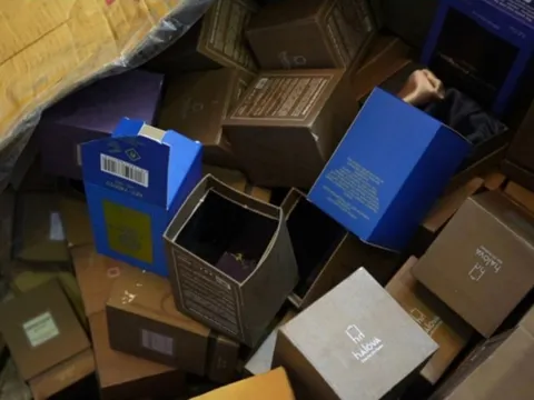 Đôi vợ chồng 'phù phép' hóa chất chợ Kim Biên thành nước hoa cao cấp nhãn hiệu HALOVA