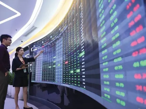 Cổ phiếu bất động sản nằm sàn, VN-Index vẫn lập đỉnh mới