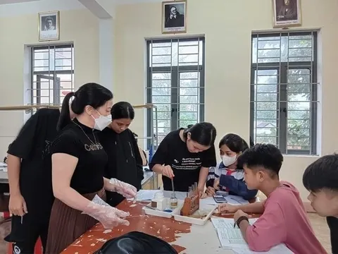 Lương 4,3 triệu gánh đủ việc: Bộ GD-ĐT có động thái quan trọng với nhân viên trường học