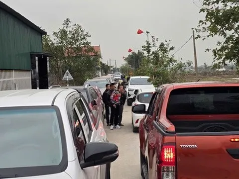 Ô tô đậu kín đường làng "săn đất" sau khi có thông tin quy hoạch khu công nghiệp