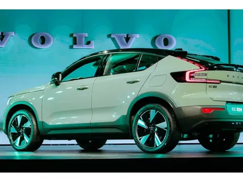 4 xe cứu hoả, 11 binh sĩ được huy động để dập tắt đám cháy từ chiếc xe điện là khởi đầu cho cuộc triệu hồi diện rộng của hãng xe lớn: Bắt đầu từ con số 0,02%