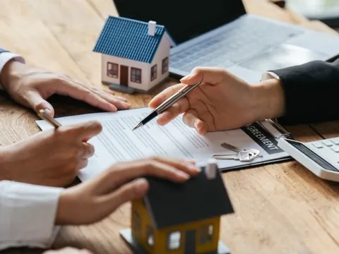 Lãi suất tăng, người mua nhà nên xuống tiền luôn hay chờ đợi?