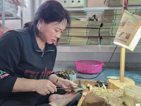 Nghề đẽo gỗ tìm trầm hương chạy nước rút vụ tết 