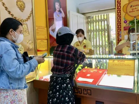 Giá vàng lập đỉnh mới, 162 triệu đồng/lượng