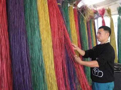 Sau lũ, làng chiếu miền Trung thiếu nguyên liệu làm hàng tết