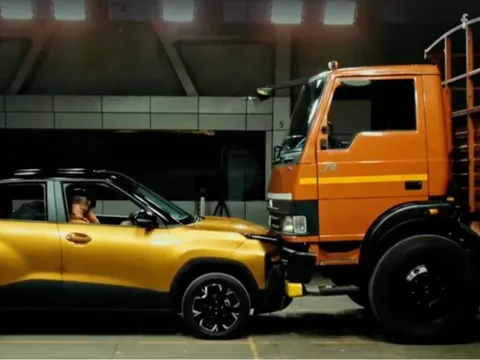 SUV giá hơn 140 triệu USD 'đấu đầu' với xe tải 8,5 tấn, vẫn đạt chuẩn an toàn 5 sao