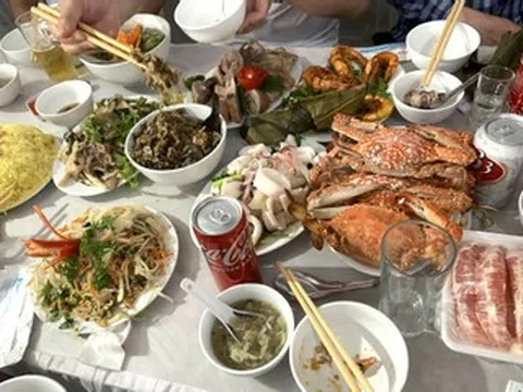 Cầm 300 nghìn mừng cưới bạn, cô gái vội đổi phong bì khi thấy mâm cỗ