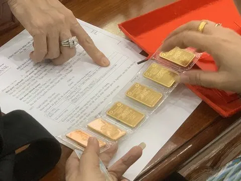 Giá vàng thế giới liên tục biến động, vì sao giá vàng trong nước vẫn "đi ngang"?