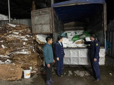 Chặn đứng hơn 3 tấn chân gà đông lạnh và 720 kg củ cải muối không hoá đơn