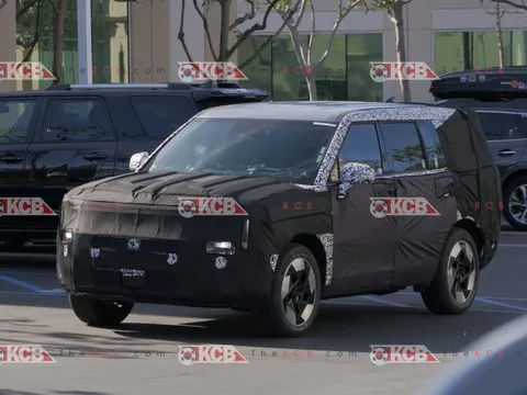 Hyundai Santa Fe 2027 lộ nội thất: Vô-lăng làm lại hoàn toàn theo kiểu Tesla, bớt vuông vức