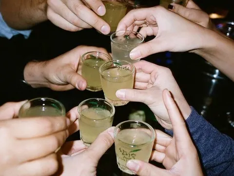 Gen Z 'quay lưng' với đồ uống có cồn, khiến 830 tỷ USD của ngành này 'bốc hơi' nhanh chóng