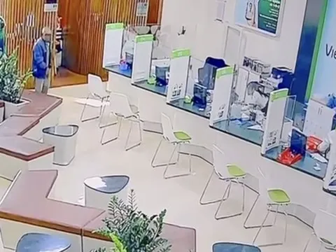 CLIP: Vừa xảy ra vụ cướp ngân hàng táo tợn tại Gia Lai