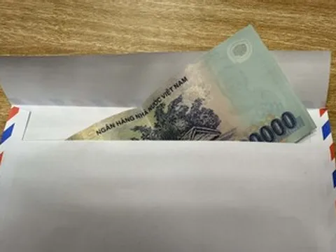 3 chị gái mỉa mai phong bì của thông gia giàu rồi lặng thinh khi biết sự thật