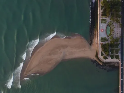 Nha Trang xuất hiện cồn cát độc lạ hình cá heo