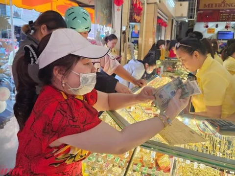Giá vàng tăng vọt lên 165 triệu đồng/lượng, bạc cũng có đỉnh mới
