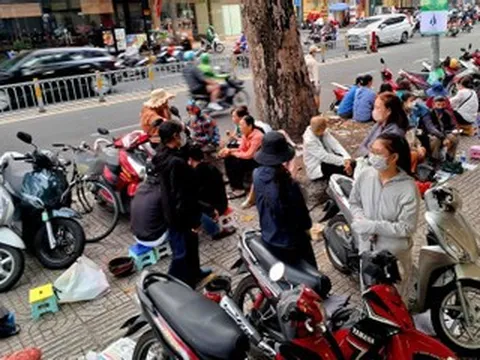 Mẹ chồng U70 xếp hàng mua vàng từ 5h, nói điều khiến con dâu nghẹn lòng