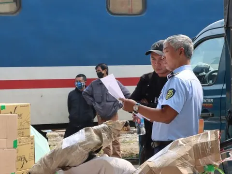 Tạm giữ lô mỹ phẩm, thực phẩm chức năng không rõ nguồn gốc tại ga Hà Nội