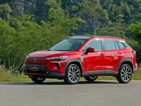 Loạt xe hybrid của một hãng xe Nhật Bản bất ngờ giảm giá mạnh - có mẫu tới 200 triệu đồng