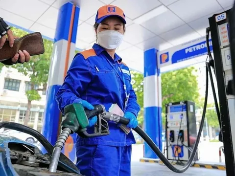 Giá xăng dầu biến động trái chiều