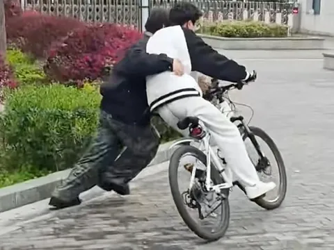 Dạy người lớn đi xe đạp, nam học viên thạc sĩ nhẹ nhàng 'bỏ túi' cả tỉ đồng