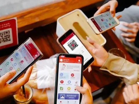 Cuộc đua công nghệ thay đổi thói quen tài chính: Từ 'App Ngân hàng thông minh' đến 'Quầy giao dịch số 24/7'