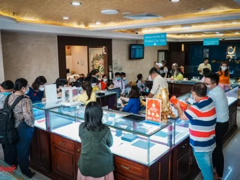 Giá vàng lập kỷ lục mới, 166 triệu đồng/lượng