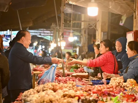 Cục trưởng đi kiểm tra hàng Tết, trực tiếp mua sản phẩm tại chợ