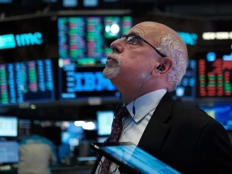 Khối ngoại tiếp đà bán ròng phiên cuối tuần, "xả" 350 tỷ đồng tại một cổ phiếu ngân hàng