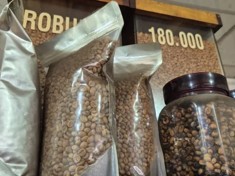 Giá cà phê hôm nay 23-1: Lại đi lùi, mong manh mốc 100.000 đồng/kg