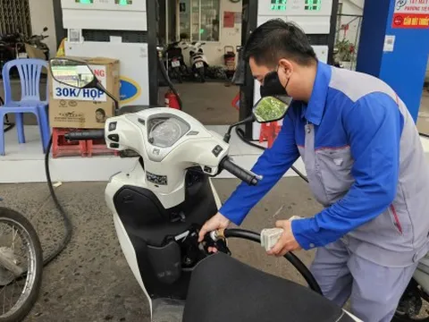 Giá xăng giảm, dầu tăng