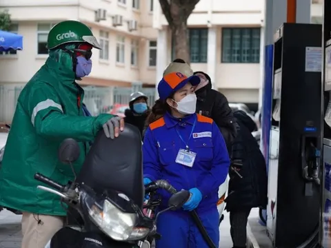 Giá xăng giảm nhẹ, dầu diesel tăng hơn 400 đồng mỗi lít