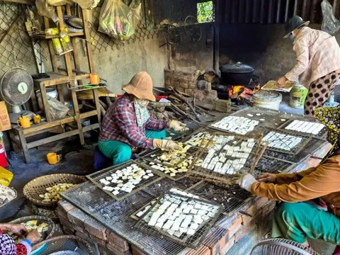 Nhộn nhịp làng bánh 'bảy lửa' nổi tiếng Đà Nẵng