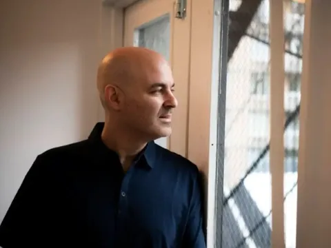 Làn sóng thất nghiệp ngầm lan ra toàn cầu: Cựu Phó chủ tịch của công ty tỷ đô, sở hữu tấm bằng Thạc sĩ Đại học Columbia danh giá giờ phải đi ship hàng