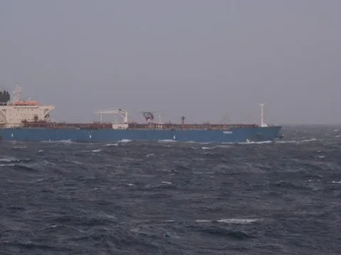 Đang chuyển dầu qua Địa Trung Hải, tàu chở dầu treo cờ Nga bất ngờ bị một quốc gia EU chặn bắt giữa biển