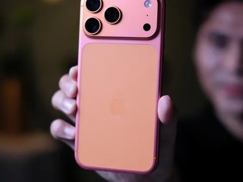 Tưởng chỉ là "đồn trên mạng", iPhone 17 Pro Max "đổi màu" từ Cam sang Hồng nay đã xuất hiện tại Việt Nam