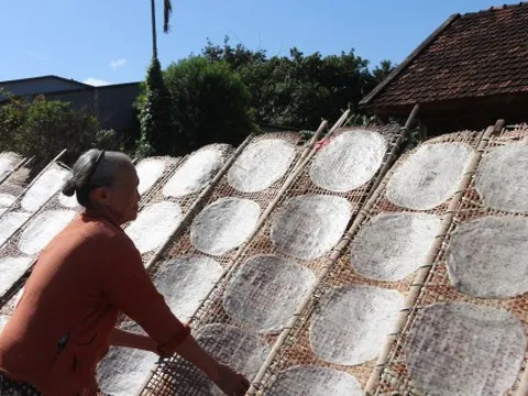 Làng bánh tráng Ea Nuôl đỏ lửa những ngày giáp tết