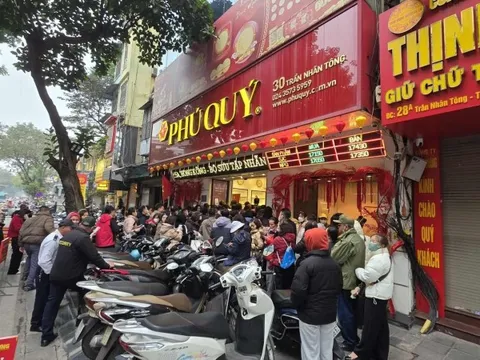 Giá bạc lập đỉnh lịch sử, người dân xếp hàng dài từ sáng sớm vẫn 'cháy hàng'