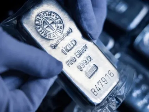 Kỷ lục chưa từng có: Giá bạc Thượng Hải cao hơn 14 USD so với sàn COMEX