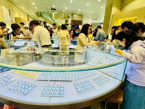 Giá vàng tiếp tục tăng mạnh, lập đỉnh mới