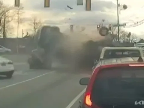 Đạp nhầm chân ga, cụ bà 83 tuổi lái chiếc SUV húc văng 7 chiếc ô tô đang chờ đèn đỏ